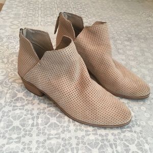 🌟 SALE 🌟 Dolce Vita suede ankle bootie